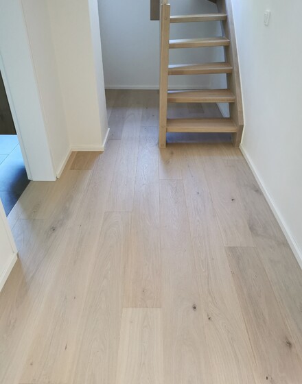Helles Parkett mit Treppe